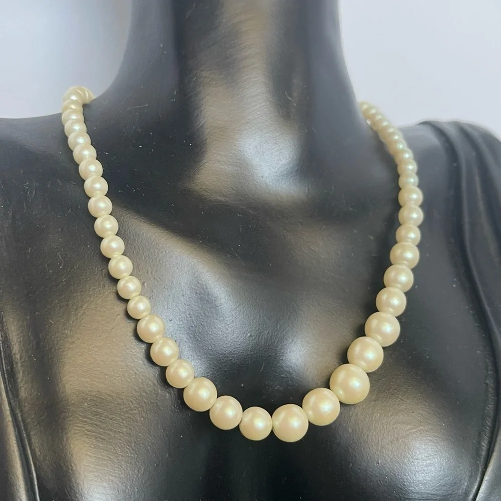 Vintage faux plastic pearl necklace